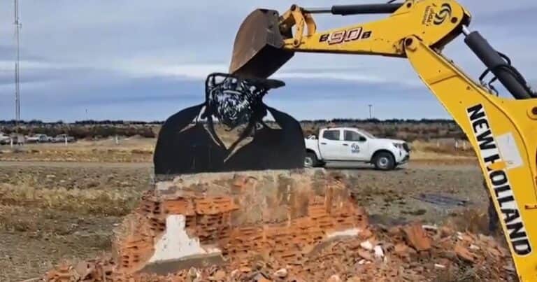 El Gobierno derribó un monumento a Osvaldo Bayer en Río Gallegos y ahora la intendencia busca restituirlo