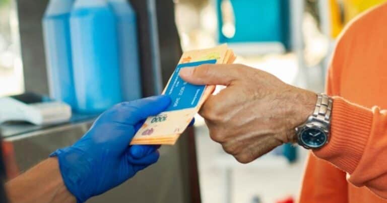 Suben las comisiones en los bancos para sacar plata del cajero: ¿cómo se puede retirar efectivo sin costo?