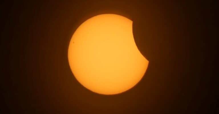Así se vio el primer eclipse de sol de 2025 y el fenómeno del «doble amanecer»
