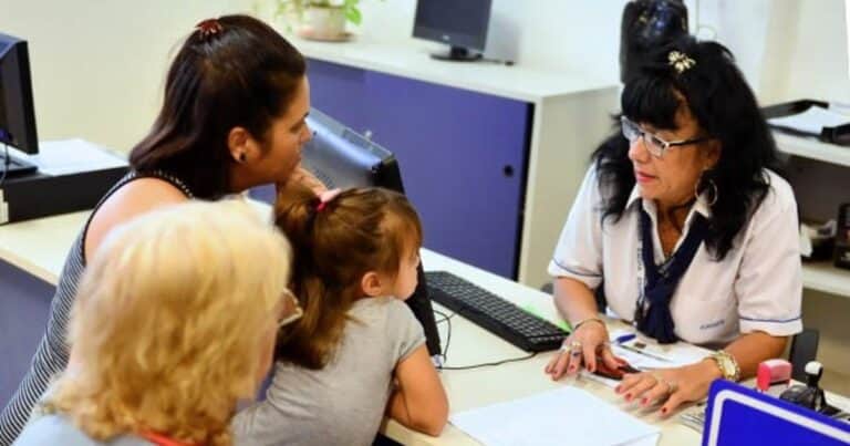 La AUH y la Tarjeta Alimentar, claves en la reducción de la indigencia