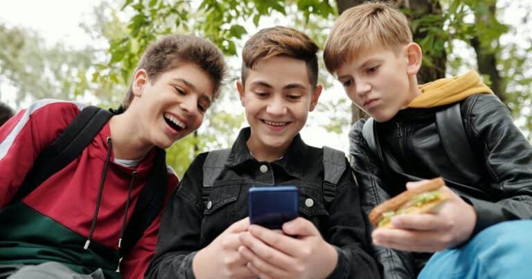 Cómo hablar sobre pornografía con tu hijo adolescente: claves para una conversación abierta y saludable
