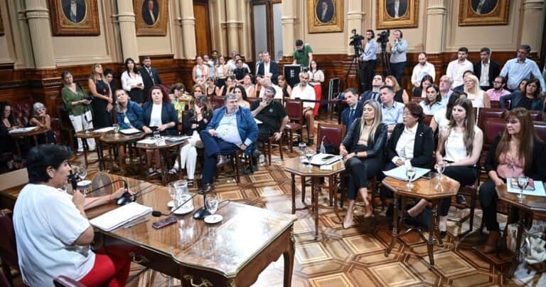 Golpe al oficialismo: tras una fuerte pelea, los K y el radicalismo le arrebataron al oficialismo una bicameral clave