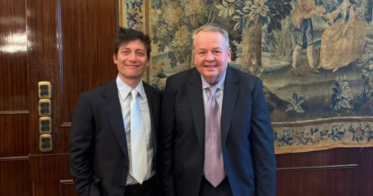 Santiago Caputo se reunió en la Casa Rosada con Barry Bennet, el principal estratega político de Donald Trump