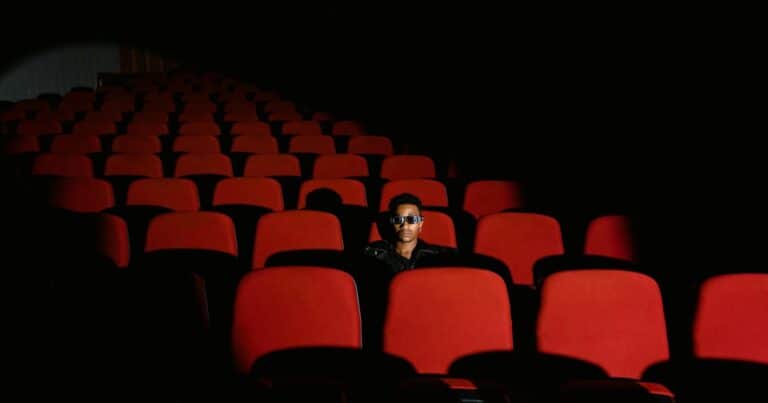 Se indignó por 30 minutos de publicidad en un cine y demandó a la empresa: cuánto dinero recibió a cambio
