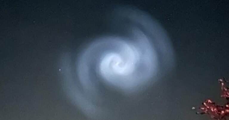 Una luz azul brillante iluminó el cielo y generó sorpresa