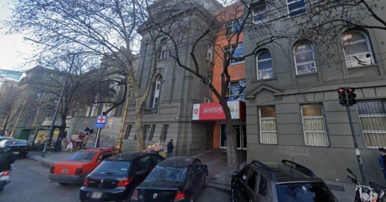 Una empleada del Hospital Elizalde fue atacada por una mujer a la que le indicó que no se podía fumar