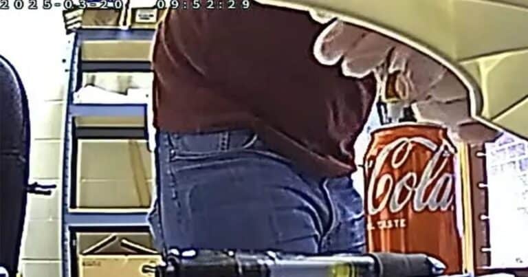 Puso una cámara en su oficina porque sospechaba que alguien contaminaba su bebida y se llevó una sorpresa: «Un fuerte olor»