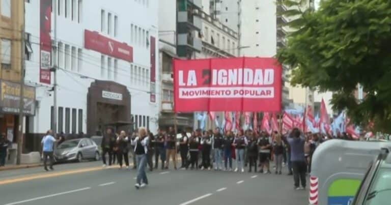 Tensión en el Puente Pueyrredón: organizaciones sociales cortan avenida Mitre y la Policía Federal evitó que quemen gomas