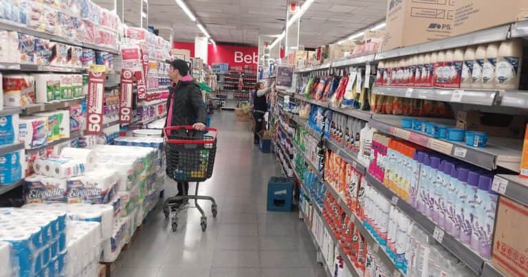 La inflación de abril daría más baja que la de marzo por el fin del cepo y los aumentos de precios que quedaron en suspenso
