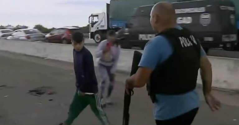 En medio de la protesta de vecinos de Bernal, un menor amenazó con un arma blanca a un policía