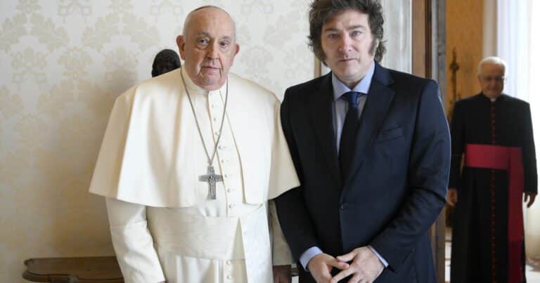 Milei llegó a Roma: no estuvo en el último adiós al papa Francisco en la basílica de San Pedro y lo despedirá mañana en el funeral