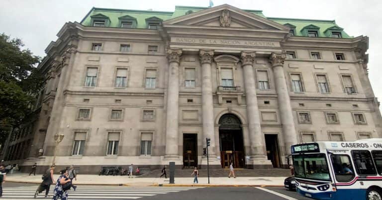 Ya hubo 1.300 bajas en el Banco Nación y la ex AFIP pone a prueba la motosierra