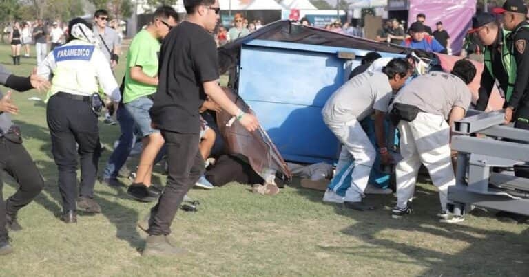 Tragedia en un festival de música en México: cayó una estructura de metal y mató a dos personas