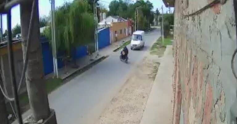 El dueño de un mayorista atropelló a dos motochorros que asaltaron su comercio en Merlo