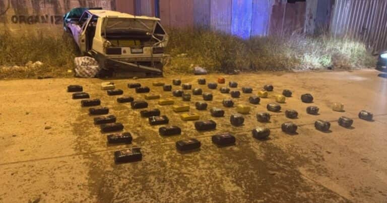 Salta: se fugaron de un control policial, pero terminaron estrellando el auto cargado con 60 kg de marihuana
