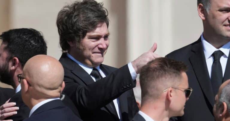Javier Milei y sus medidas, EN VIVO: el Presidente volvió a la Argentina tras participar del funeral del papa Francisco