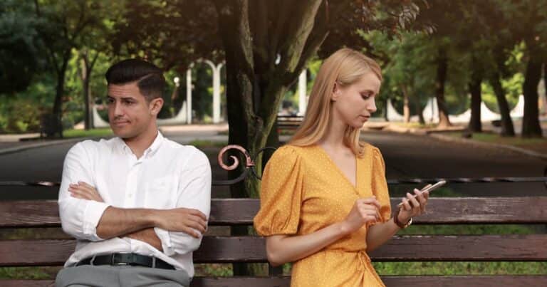 ¿Qué significa sentir atracción por alguien más estando en pareja? Una psicóloga lo explica