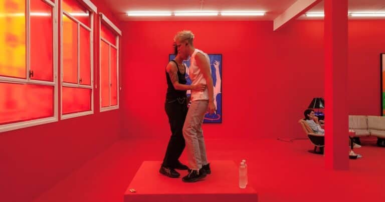 Rojo y cuerpos en movimiento en la nueva apuesta sensorial de Clara Esborraz en ‘Los objetos’