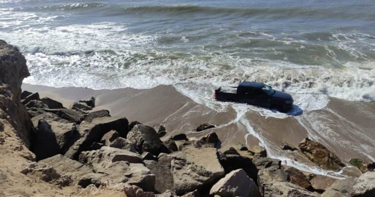 Ahorcó a su mujer, la tiró en un pozo ciego y lanzó su Volkswagen Amarok en los acantilados