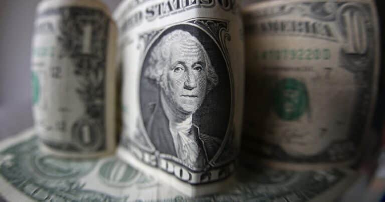 El dólar MEP cotiza por debajo del oficial y es el más barato del mercado para ahorrar
