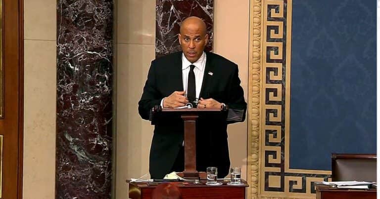 Un senador estadounidense dio un discurso de más de 24 horas contra Donald Trump y rompió un récord