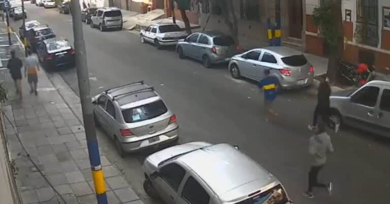 Video: violento «robo piraña» a dos turistas europeos que paseaban por La Boca