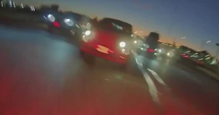 Un motociclista grabó su escape de dos motochorros que quisieron robarle en hora pico sobre Panamericana: «Puede pasar en cualquier momento»