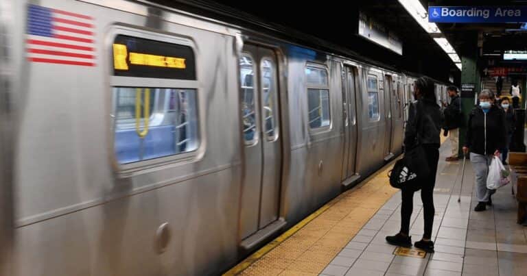 La Policía busca a un hombre acusado de tener sexo con un cadáver en el subte de Nueva York