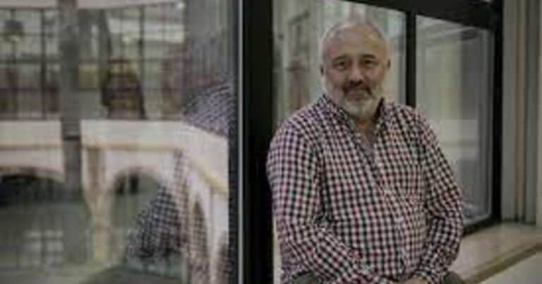 Daniel Cassany: «Prohibir el celular en las aulas no va a solucionar los problemas»