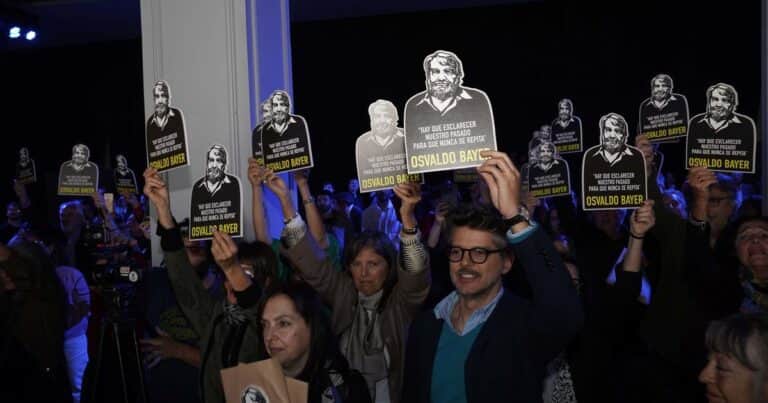 Feria del Libro 2025: un grupo de escritores encabezó un escrache con fotos de Osvaldo Bayer durante la inauguración