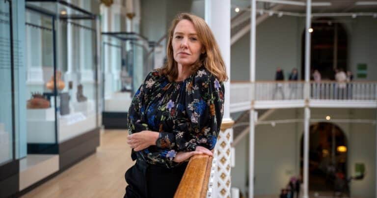 Paula Hawkins: «Los outsiders somos buenos observando lo que hacen otras personas»