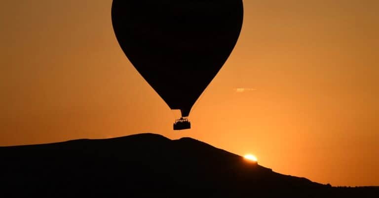 Un globo aerostático cayó en Dubái con una docena de turistas a bordo: el momento del impacto