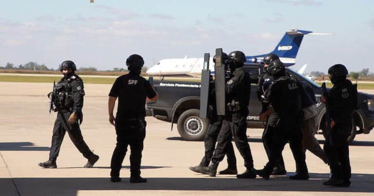 En un gran operativo conjunto trasladaron de Córdoba a Ezeiza al jefe de la barra de Talleres: estaba condenado por narcotráfico