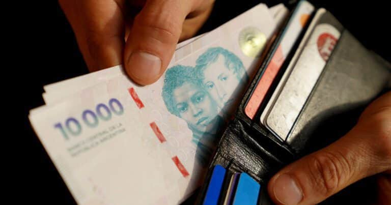 Los salarios del sector público y los informales le ganaron a la inflación en febrero, pero perdieron los privados formales