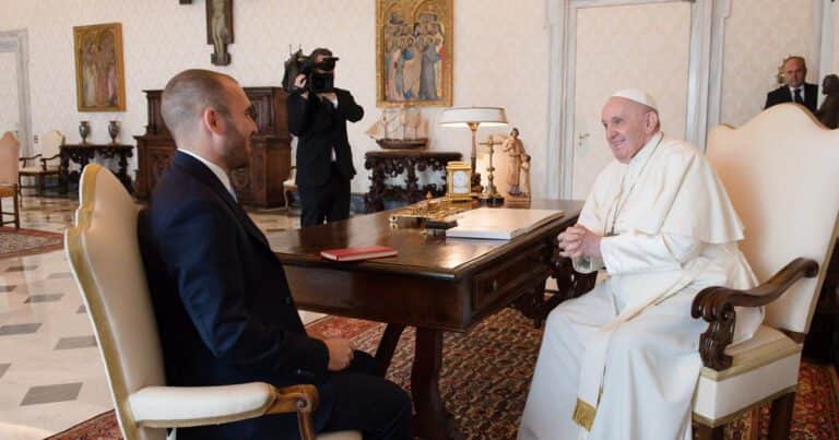 El control remoto desde el Vaticano