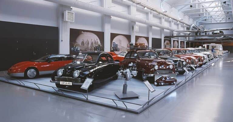 La historia de Saab y los impresionantes tesoros de la industria automotriz que alberga en su museo