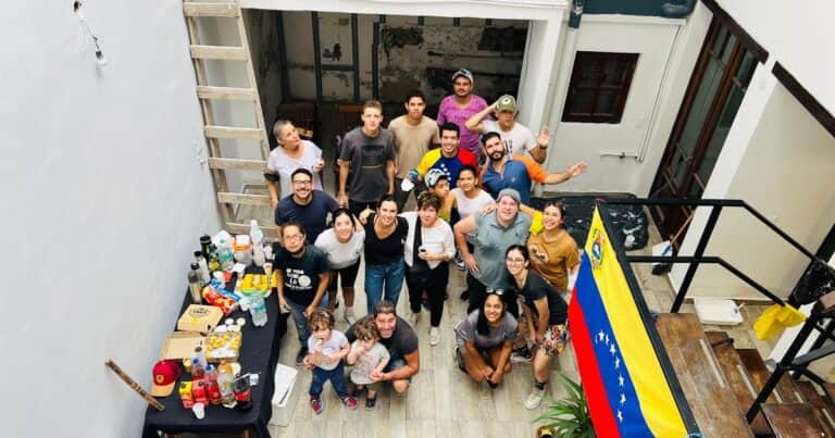 Tras el cierre de la embajada chavista en Argentina, los venezolanos levantaron un centro propio de atención en Buenos Aires