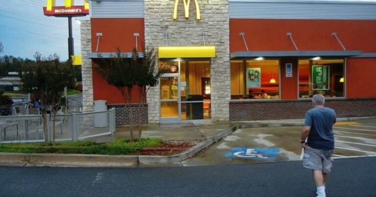 Dejó a sus hijos de 10, 6 y 1 año solos en McDonald’s y fue arrestado: ¿estaba en una entrevista de trabajo?