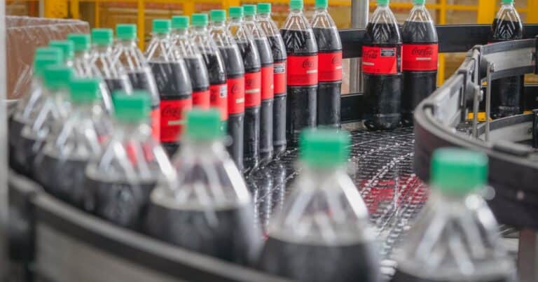 Coca-Cola avanza con el plan de inversión que le anunció a Milei: un embotellador inaugura una nueva línea de envases retornables