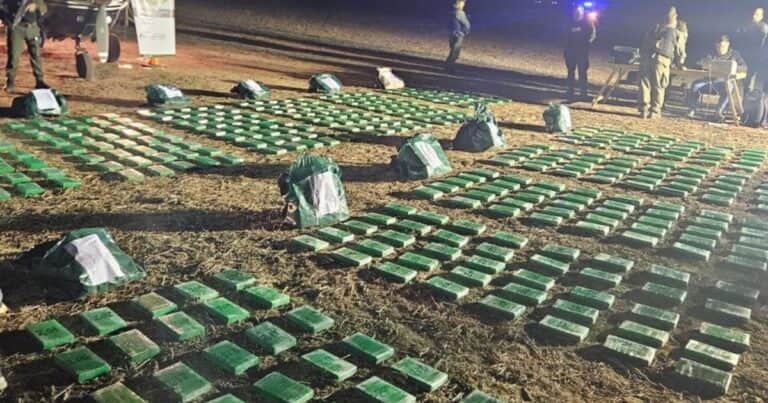 Condenan al piloto militar boliviano que llevaba casi media tonelada de cocaína en una avioneta