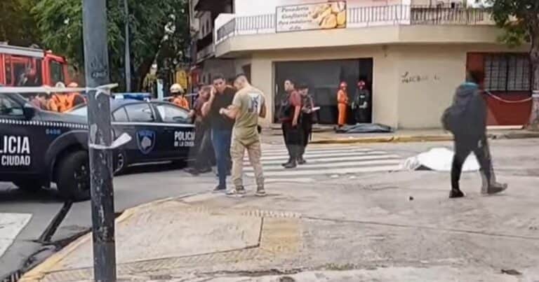 Múltiple tragedia en Parque Chacabuco: un conductor apuñalado perdió el control de su auto, atropelló, mató a una mujer y murió