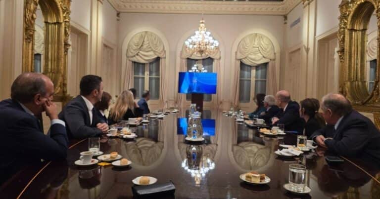 Milei mostró una foto de la intimidad del Gabinete durante el anuncio del fin del cepo al dólar, volvió a elogiar a Luis Caputo y habla en Cadena Nacional