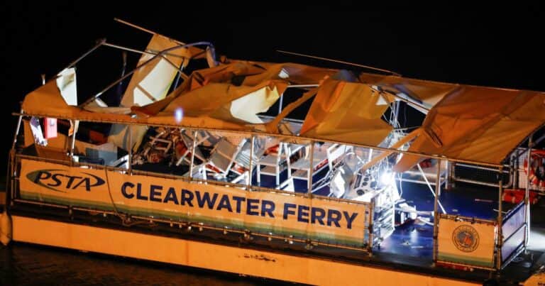 Un ferry chocó con un barco que huyó del lugar en Estados Unidos: al menos un muerto