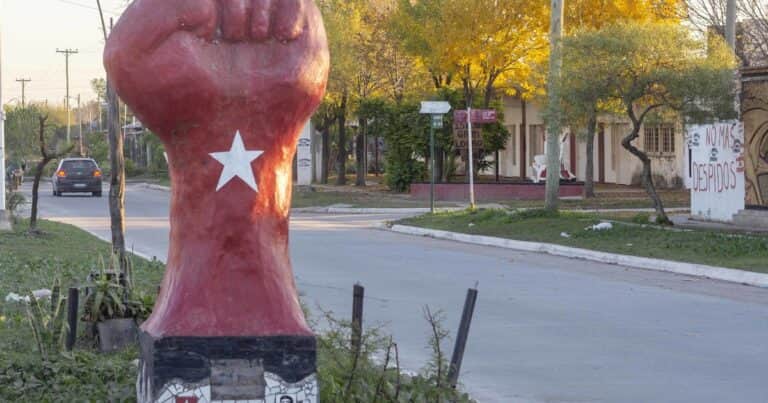 En plena campaña, retiraron el «puño rojo» del barrio de Emerenciano Sena en Chaco: «Era el símbolo de la impunidad»