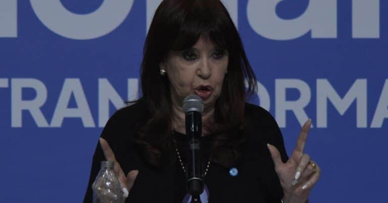 Cristina Kirchner compartió un mensaje muy polémico sobre Javier Milei: «Una ola política se levantará y ahogará su presidencia»