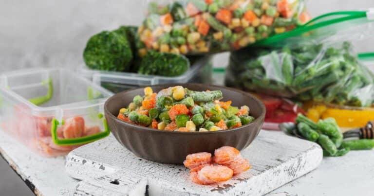 Cuatro verduras que aportan más vitaminas cuando las comprás congeladas, según una nutricionista