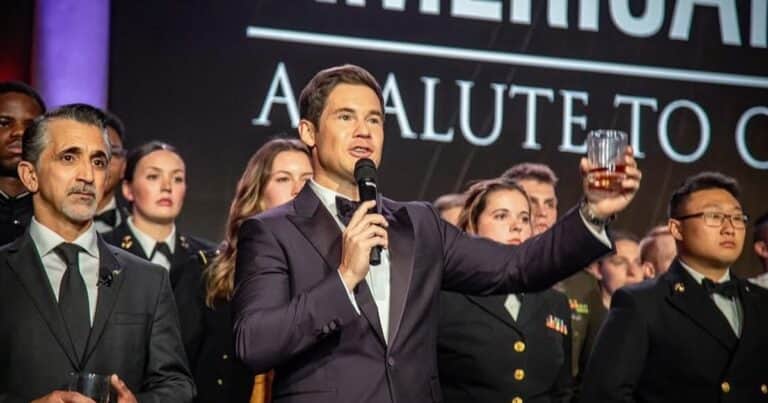 Un camión de cemento lo aplastó cuando tenía 11 años y sobrevivió: la inspiradora historia del actor Adam DeVine