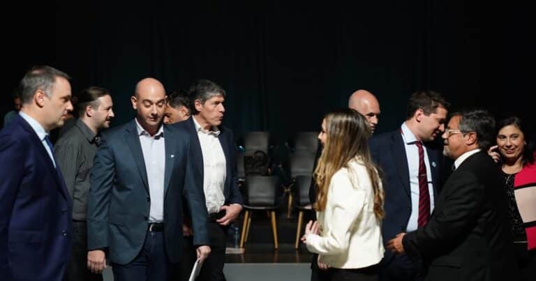 Las curiosidades del debate en la Ciudad: la no pregunta de Adorni, el candidato que llegó con su perro y la chicana de Caruso Lombardi sobre Gago
