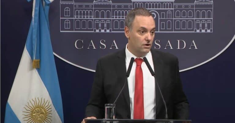 Adorni confirmó que asumirá su banca en la Legislatura «en caso de ser electo»