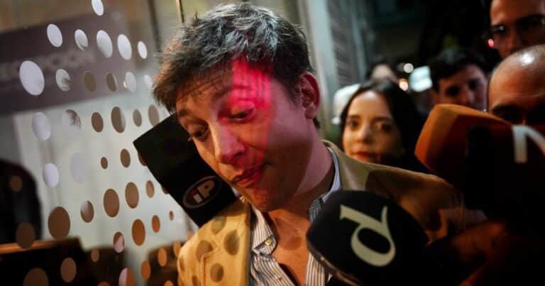 Polémica actitud de Santiago Caputo con un fotógrafo que lo retrataba al llegar al debate de la Ciudad